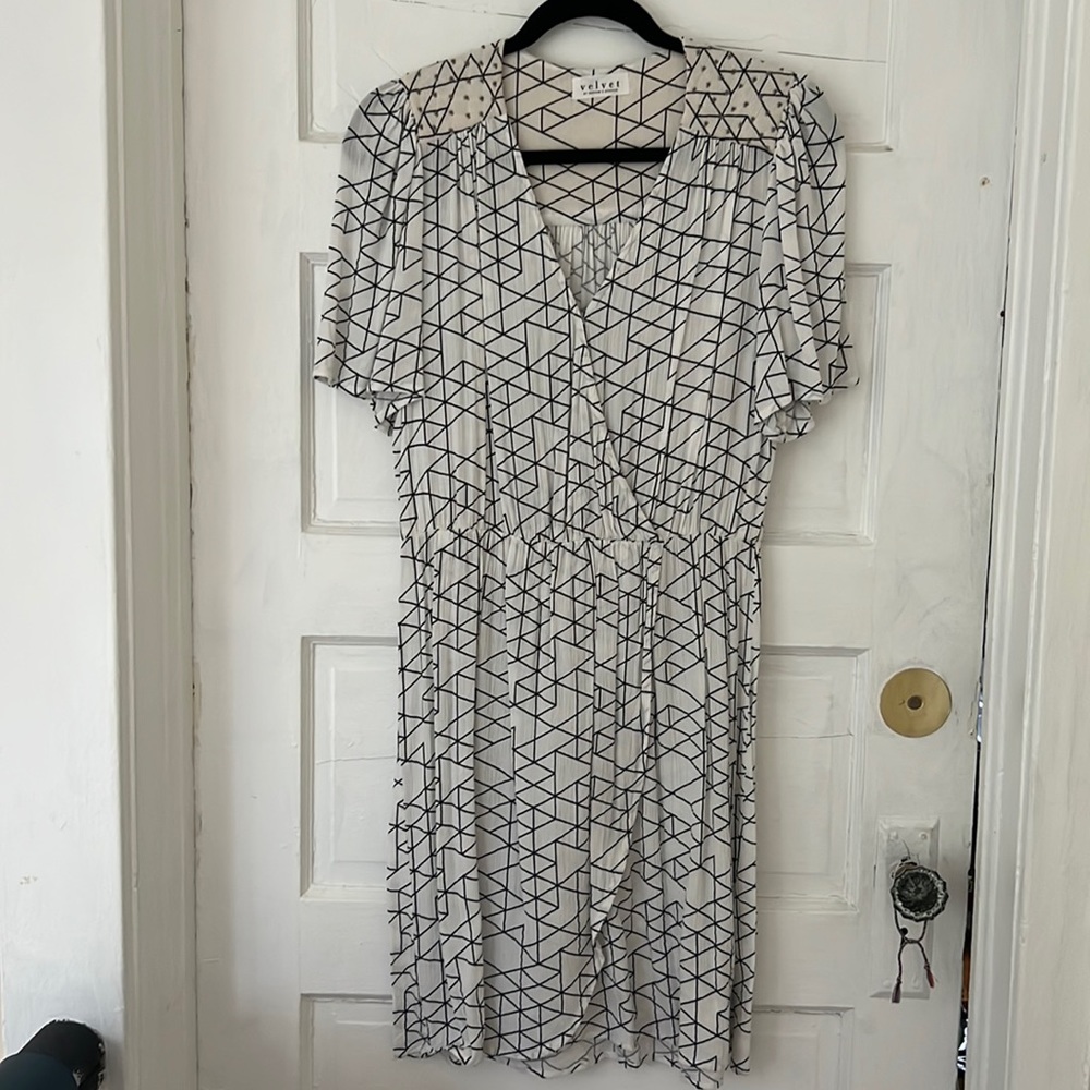 Velvet by graham & Spencer | black & white geometric wrap style dress | m/l NWOT